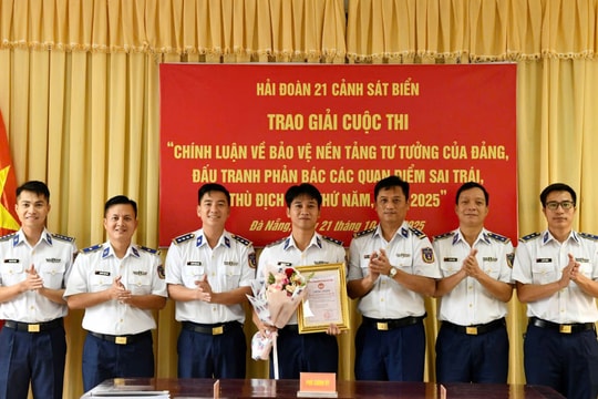 Hải đoàn 21 khen thưởng tác giả trẻ đoạt giải cuộc thi chính luận trong Quân đội