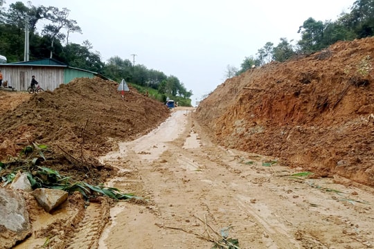 Thông xe một vệt tuyến ĐT606 qua xã Hùng Sơn sau sạt lở