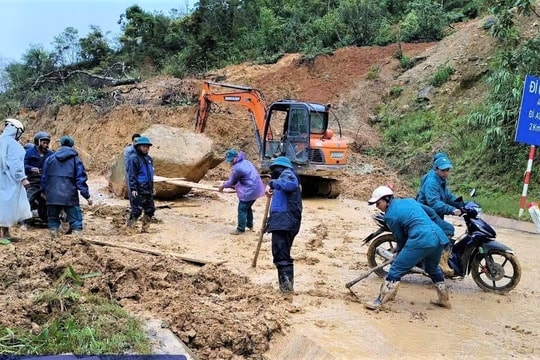 Khắc phục sạt lở, đảm bảo giao thông lên cửa khẩu phụ Tây Giang - Kà Lừm