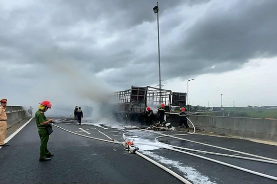 Xe tải bốc cháy trên cao tốc Đà Nẵng - Quảng Ngãi