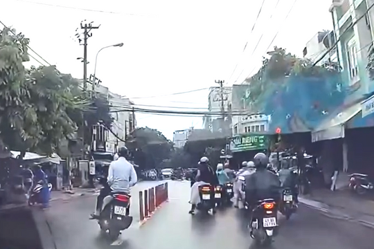 Đà Nẵng xử phạt thanh niên đi xe máy tạt đầu ô tô, vượt đèn đỏ sau phản ánh của người dân
