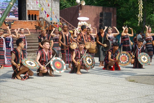 Bản sắc trở thành sinh kế