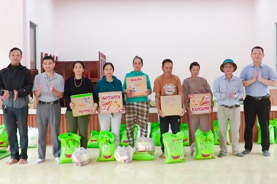 Thăm, tặng quà động viên 24 hộ đồng bào Cơ Tu xã Sông Kôn sơ tán do bão số 12