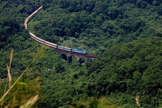Hue - Da Nang Heritage train service suspended on Oct. 23, 24 due to heavy rain concern
