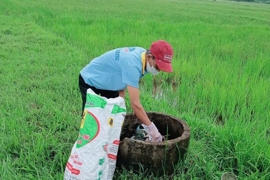 Hội Nông dân Thăng Điền thu gom rác nguy hại trên đồng ruộng