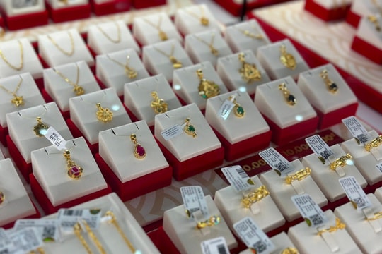 Giá vàng chiều nay 25/10/2025: Giá vàng SJC, BTMC, PNJ, Mi Hồng, vàng nhẫn, vàng thế giới
