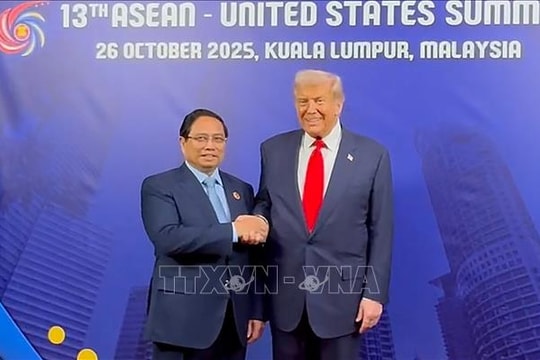 Hội nghị Cấp cao ASEAN 47: Thủ tướng Phạm Minh Chính gặp Tổng thống Hoa Kỳ Donald Trump