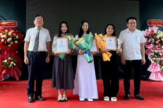 Xã Sơn Cẩm Hà trao tặng giải thưởng Lê Cơ cho 27 học sinh, sinh viên