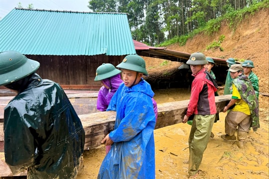 Lực lượng vũ trang thành phố Đà Nẵng giúp dân ứng phó mưa lũ
