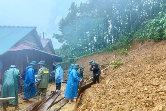 Bộ đội Biên phòng Đà Nẵng di dời nhà dân khỏi khu vực nguy hiểm