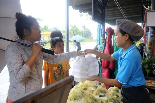 Một nhà hàng san sẻ hàng trăm suất cơm “0 đồng” với người dân vùng lụt Hội An