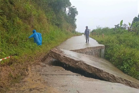 Nhiều tuyến đường tại miền núi bị sụt lún, nứt gãy do mưa lớn