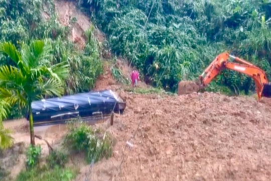 Đi qua đoạn đường sạt lở xã Phước Thành, một xe tải bị đất vùi, tài xế thoát chết trong gang tấc