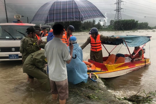 Công an xã Hà Nha vượt mưa lũ đưa sản phụ đến bệnh viện an toàn