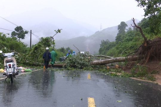 Đường Hồ Chí Minh, đoạn xã Bến Giằng sạt lở nghiêm trọng, giao thông ách tắc