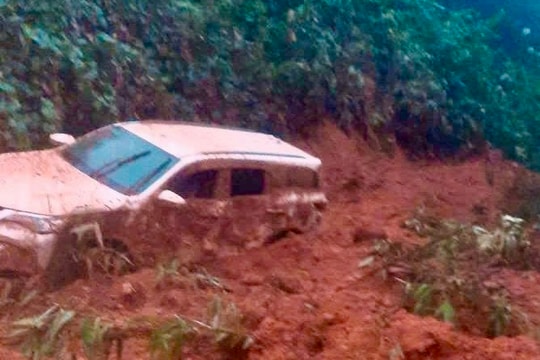 Ô tô 7 chỗ bị đất đá vùi lấp trên đường Hồ Chí Minh, 2 người may mắn thoát nạn