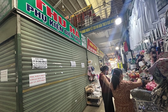 Chợ truyền thống dần vắng khách