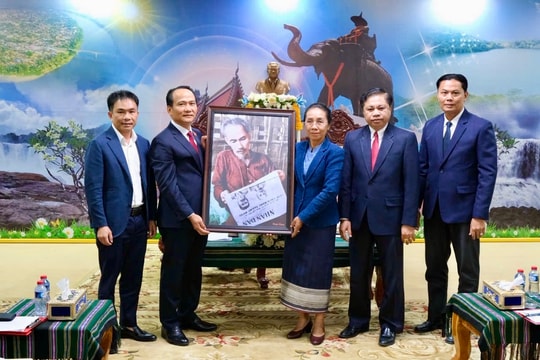 Phó Bí thư Thường trực Thành ủy Nguyễn Đình Vĩnh chào xã giao lãnh đạo tỉnh Attapue (Lào)
