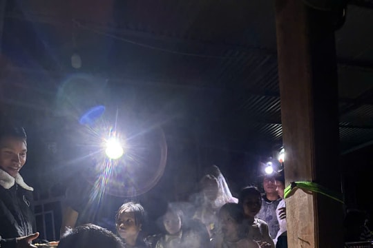 Sát cánh cùng nhân dân trong mưa lũ