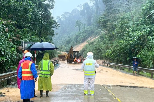Cảnh sát giao thông túc trực, hỗ trợ xuyên đêm trên đường Hồ Chí Minh