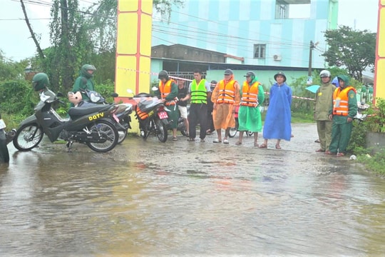 Nhiều tuyến đường, khu dân cư vùng trũng thấp bị ngập sâu trong lũ