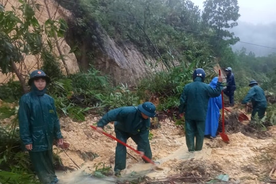 Sạt lở nhiều tuyến đường tại xã Đông Giang