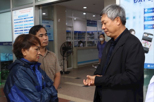 Lãnh đạo thành phố Đà Nẵng động viên người bị nạn do ngạt khí máy phát điện