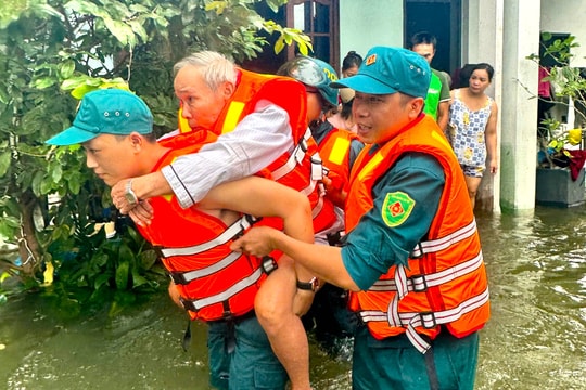 Tăng cường lực lượng hỗ trợ di dời dân vùng ngập lụt