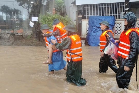 Đà Nẵng: Sáng 28/10, nhiều khu vực hạ du vẫn ngập sâu, giao thông ách tắc