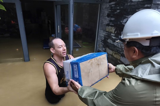 Tình người Đà Nẵng trong mưa lũ