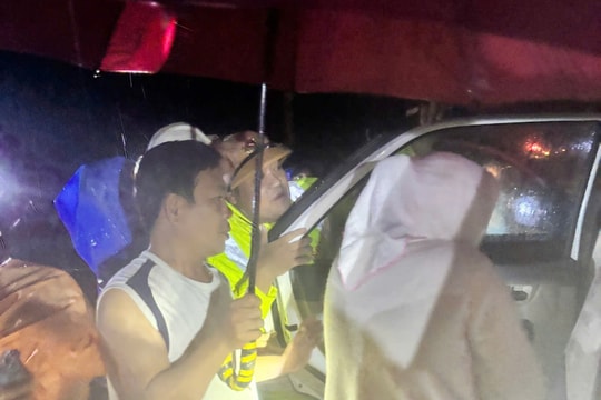 Cảnh sát giao thông Đà Nẵng giúp hai mẹ con vượt lũ đến bệnh viện