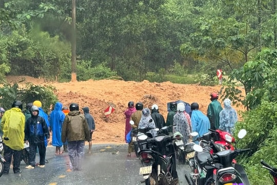 Mưa lớn gây sạt lở nhiều khu vực tại miền núi Đà Nẵng