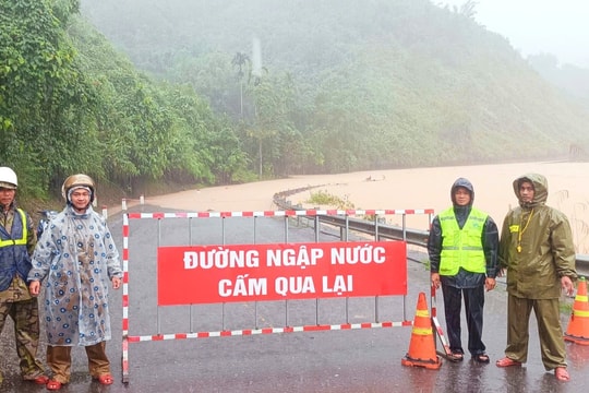 Đà Nẵng cấm lưu thông trên đường Hồ Chí Minh đoạn qua xã Avương do lũ