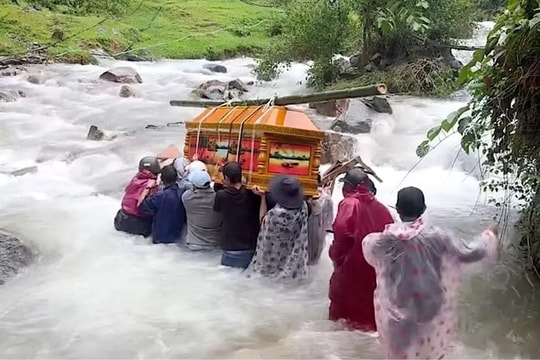 Người dân vùng cao Đà Nẵng khiêng quan tài vượt lũ dữ đi an táng