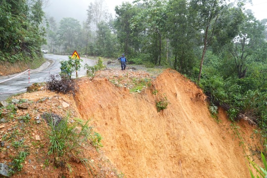 Xã Tây Giang chủ động dời dân, ứng phó sạt lở