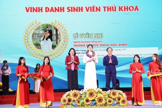 Đại học Đà Nẵng vinh danh thủ khoa và trao học bổng nâng bước sinh viên