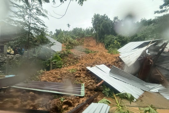 Sạt lở làm sập 2 nhà dân ở xã Trà Leng