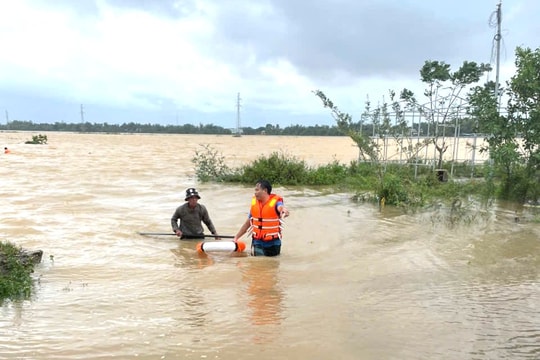 Điện Bàn Bắc: Lật ghe trên cánh đồng lũ, một người mất tích