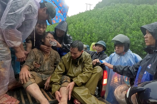 Kịp thời cứu tài xế xe múc gặp nạn do sạt lở tại xã Trà Đốc