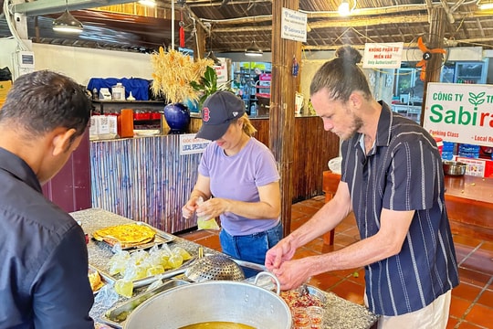 Tình người trong mưa lũ