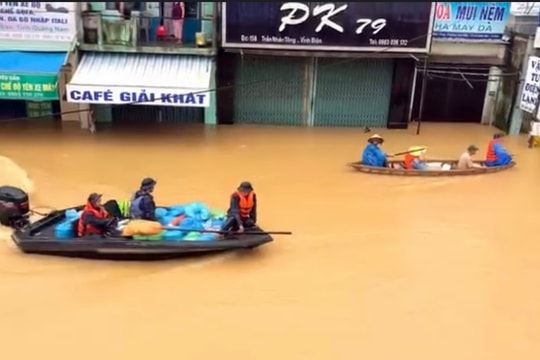 Phường Điện Bàn kêu gọi hỗ trợ ghe, thuyền vận chuyển lương thực đến vùng ngập lụt