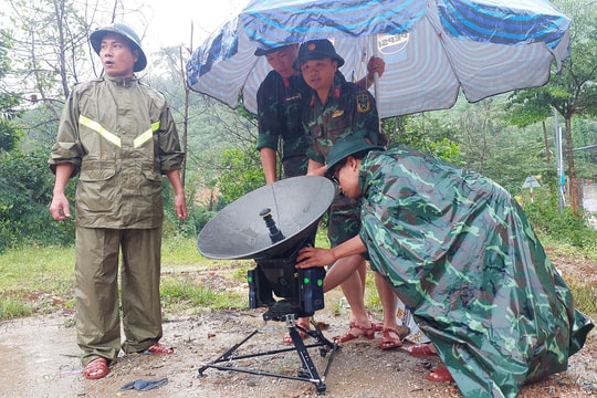Đà Nẵng: Bộ đội dầm mưa nối lại thông tin giữa núi rừng Trà Leng