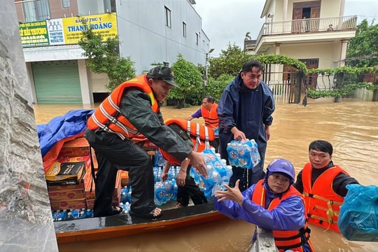 Kịp thời trao nhu yếu phẩm đến người dân vùng lũ xã Duy Nghĩa