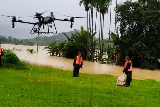 Quân đội dùng flycam đưa hàng cứu trợ đến người dân bị cô lập