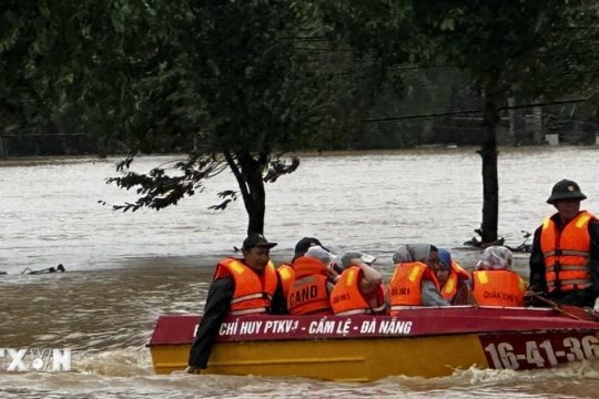 Bốn hình thái thời tiết hội tụ gây mưa kỷ lục lịch sử tại miền Trung
