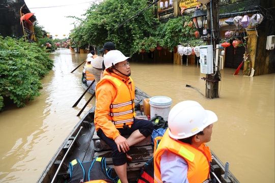 EVNCPC họp khẩn chỉ đạo khắc phục sự cố lưới điện sau mưa lũ