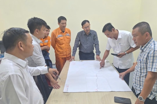 Điện lực Đà Nẵng nỗ lực khôi phục cấp điện tại các khu vực sạt lở