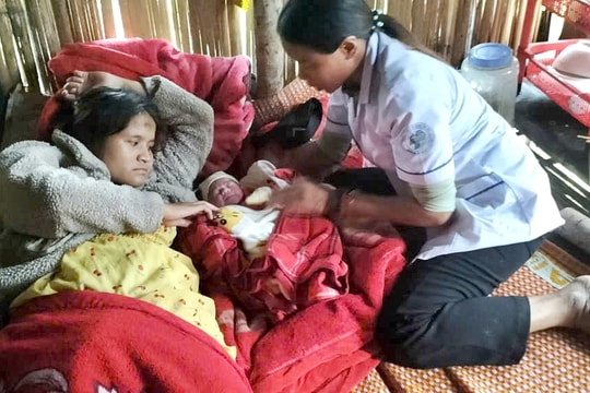 Hai cán bộ y tế xã Trà Tập vượt 5km đường sạt lở đỡ sinh thành công cho sản phụ