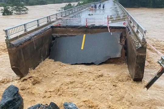 Cầu Ca Da trên quốc lộ 24C bị mưa lũ cuốn đứt hoàn toàn