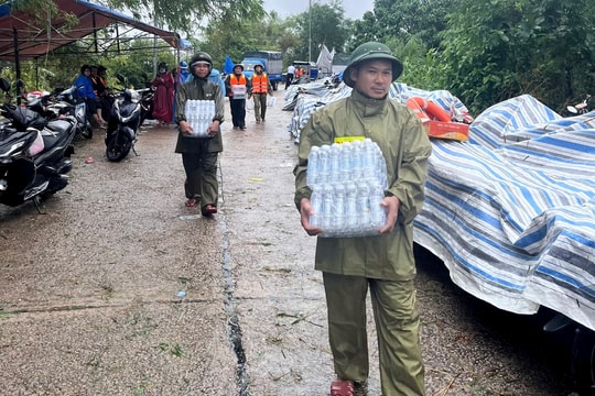 Doanh nghiệp du lịch tiếp tế hàng trăm suất ăn và nhu yếu phẩm đến người dân vùng ngập sâu